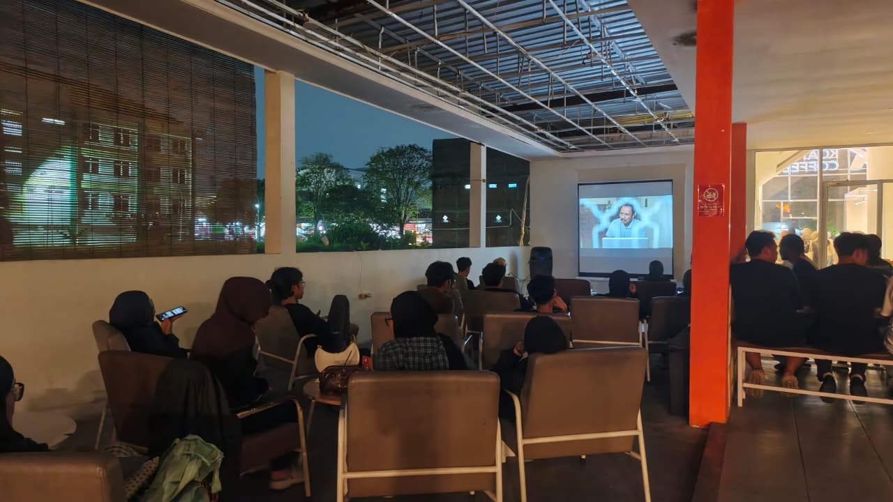 Anatomi Satu Atap dan Obrolan-Obrolan yang Tak Pernah Selesai
