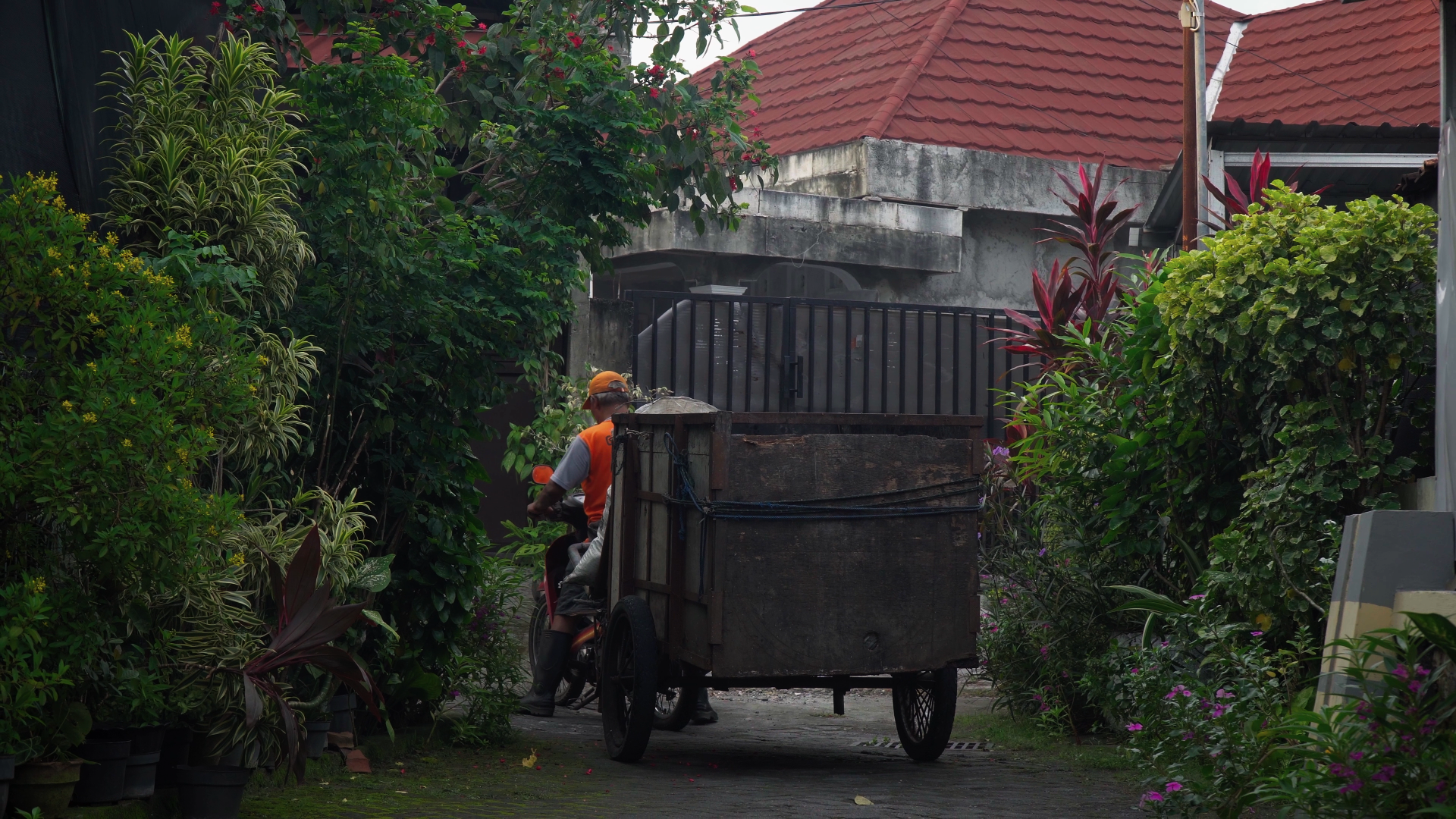 Setelah Sampah Terangkut, Siapa yang Kita Lihat? Menyiasati Keterbatasan dengan Gerobak Djumadi